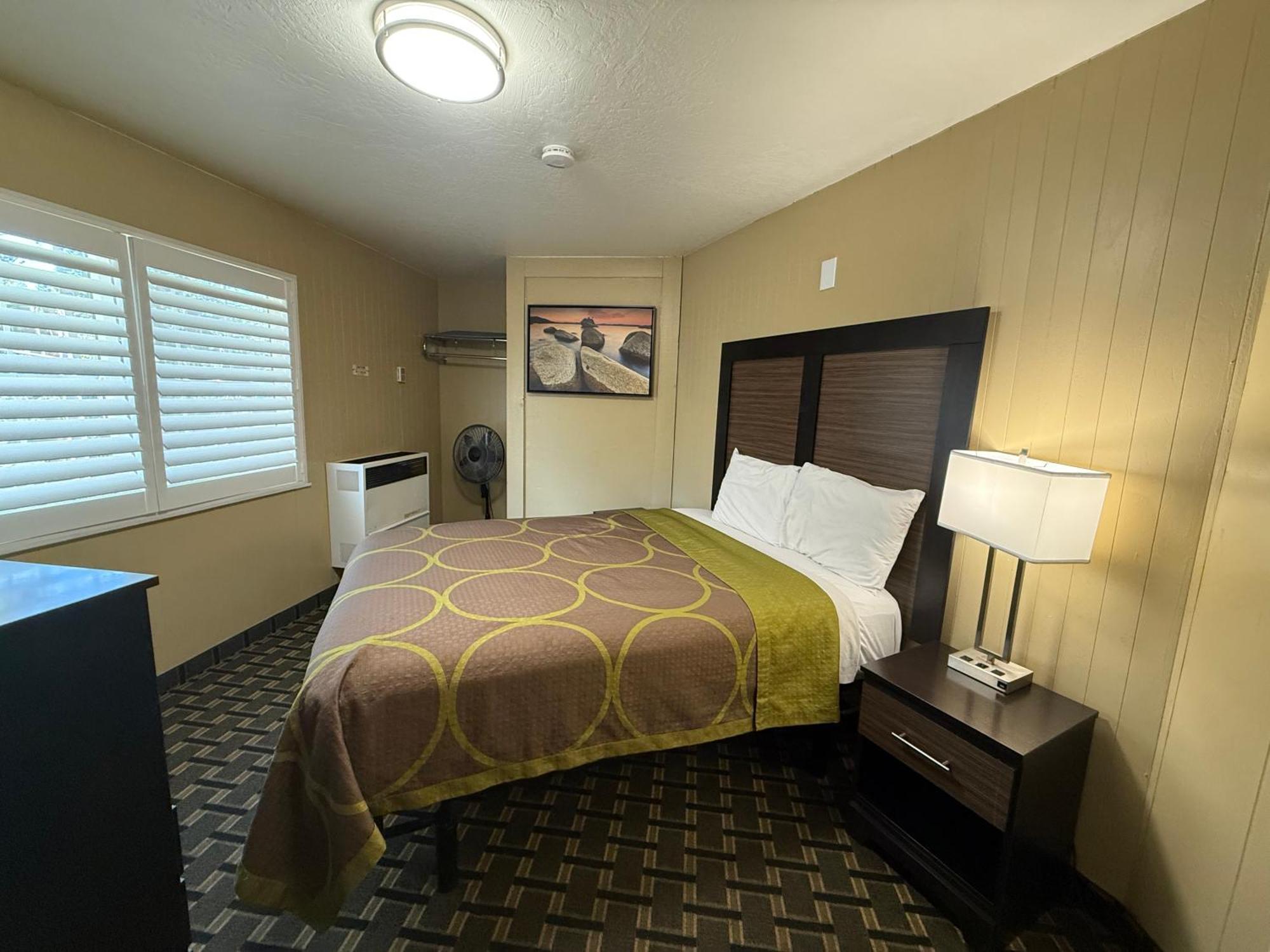 Pinewood Motel *