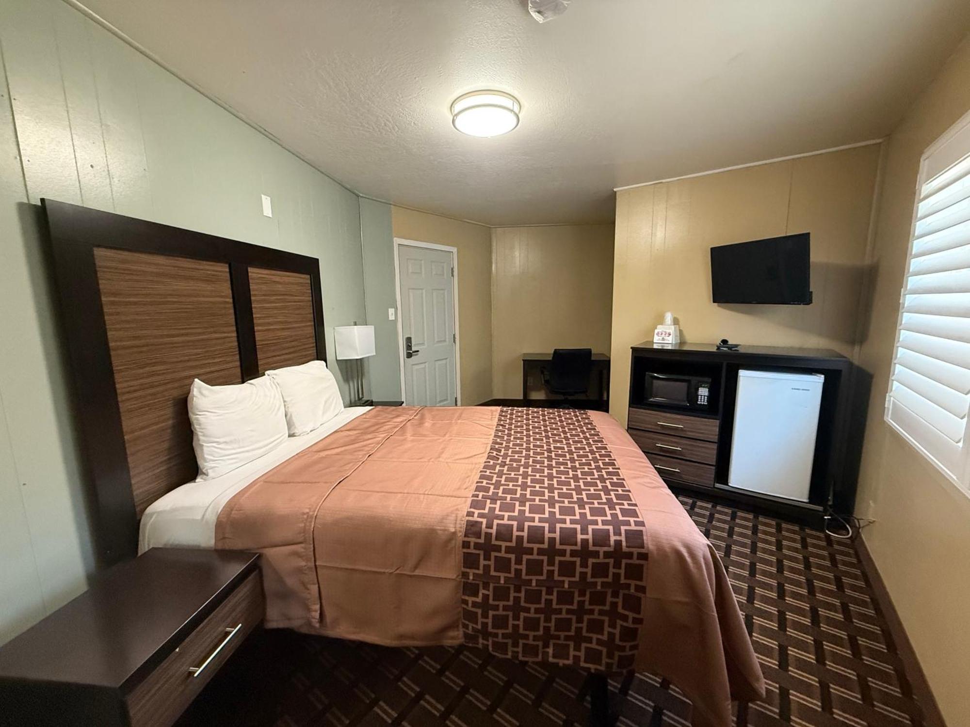 Pinewood Motel