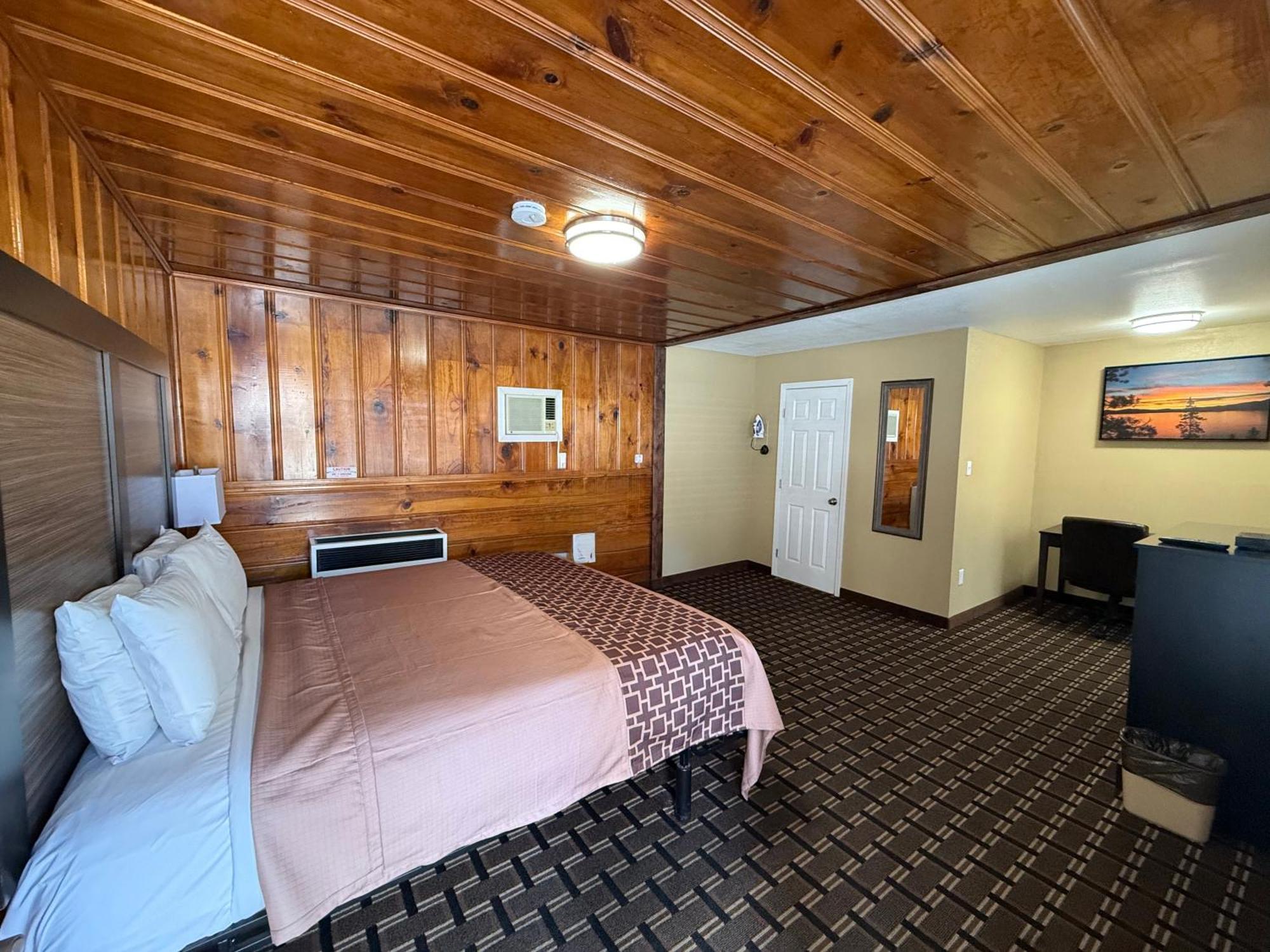 Pinewood Motel *